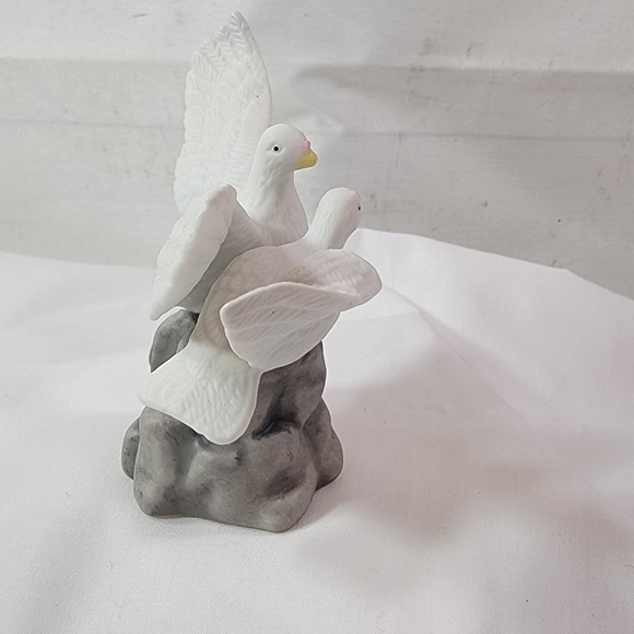 Porcelain Love Birds  Doves figurine 4" in Original Box Vintage. - Picture 2 of 5